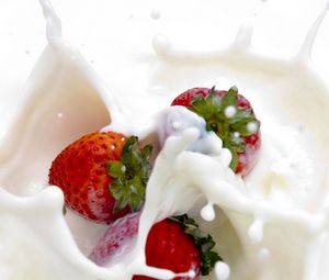 Preview wallpaper strawberry, milk, splashes