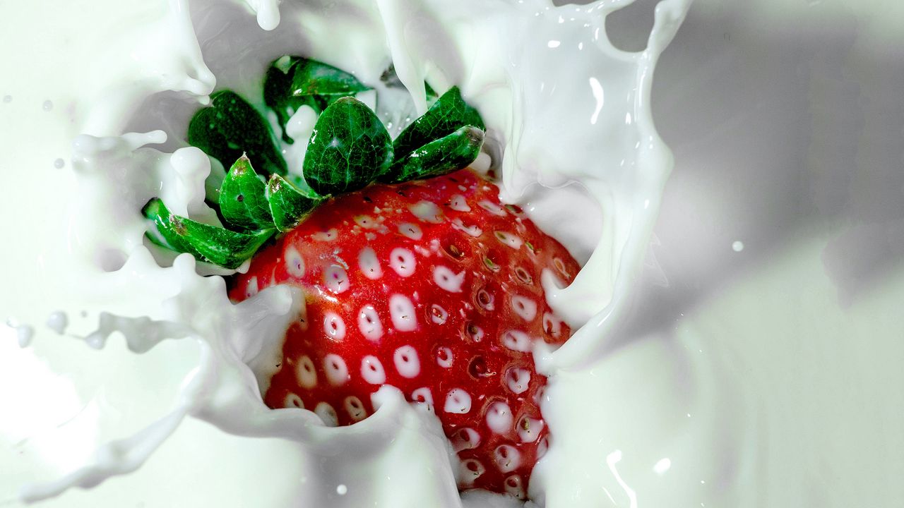 Wallpaper strawberry, milk, spray hd, picture, image