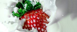 Preview wallpaper strawberry, milk, spray