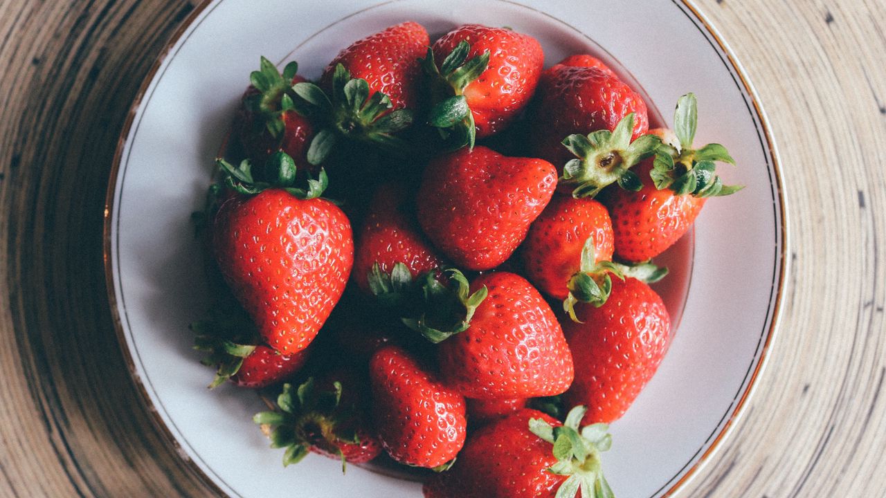 Wallpaper strawberry, plate, berries, ripe