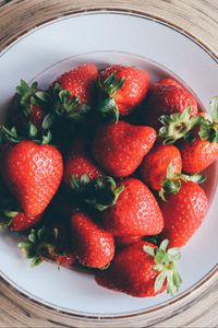 Preview wallpaper strawberry, plate, berries, ripe