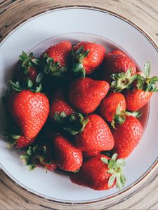 Preview wallpaper strawberry, plate, berries, ripe