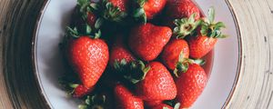 Preview wallpaper strawberry, plate, berries, ripe