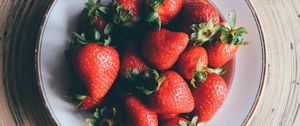 Preview wallpaper strawberry, plate, berries, ripe