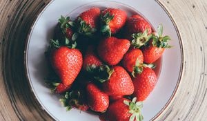 Preview wallpaper strawberry, plate, berries, ripe