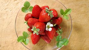 Preview wallpaper strawberry, plate, flowers, leaves, glass, berry