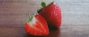 Preview wallpaper strawberry, slice, berry, red, macro