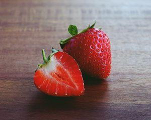 Preview wallpaper strawberry, slice, berry, red, macro