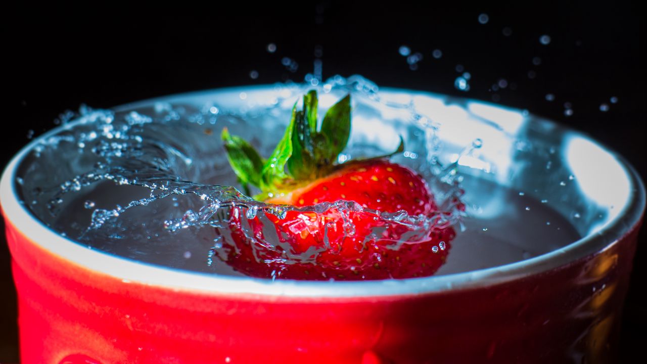 Wallpaper strawberry, splashes, splash, mug
