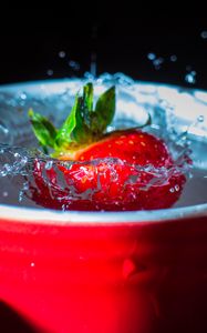 Preview wallpaper strawberry, splashes, splash, mug