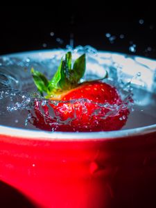 Preview wallpaper strawberry, splashes, splash, mug