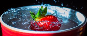 Preview wallpaper strawberry, splashes, splash, mug