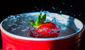 Preview wallpaper strawberry, splashes, splash, mug