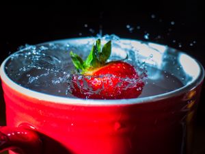 Preview wallpaper strawberry, splashes, splash, mug
