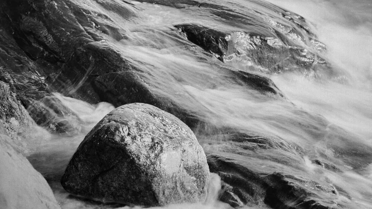 Wallpaper stream, stones, water, black and white