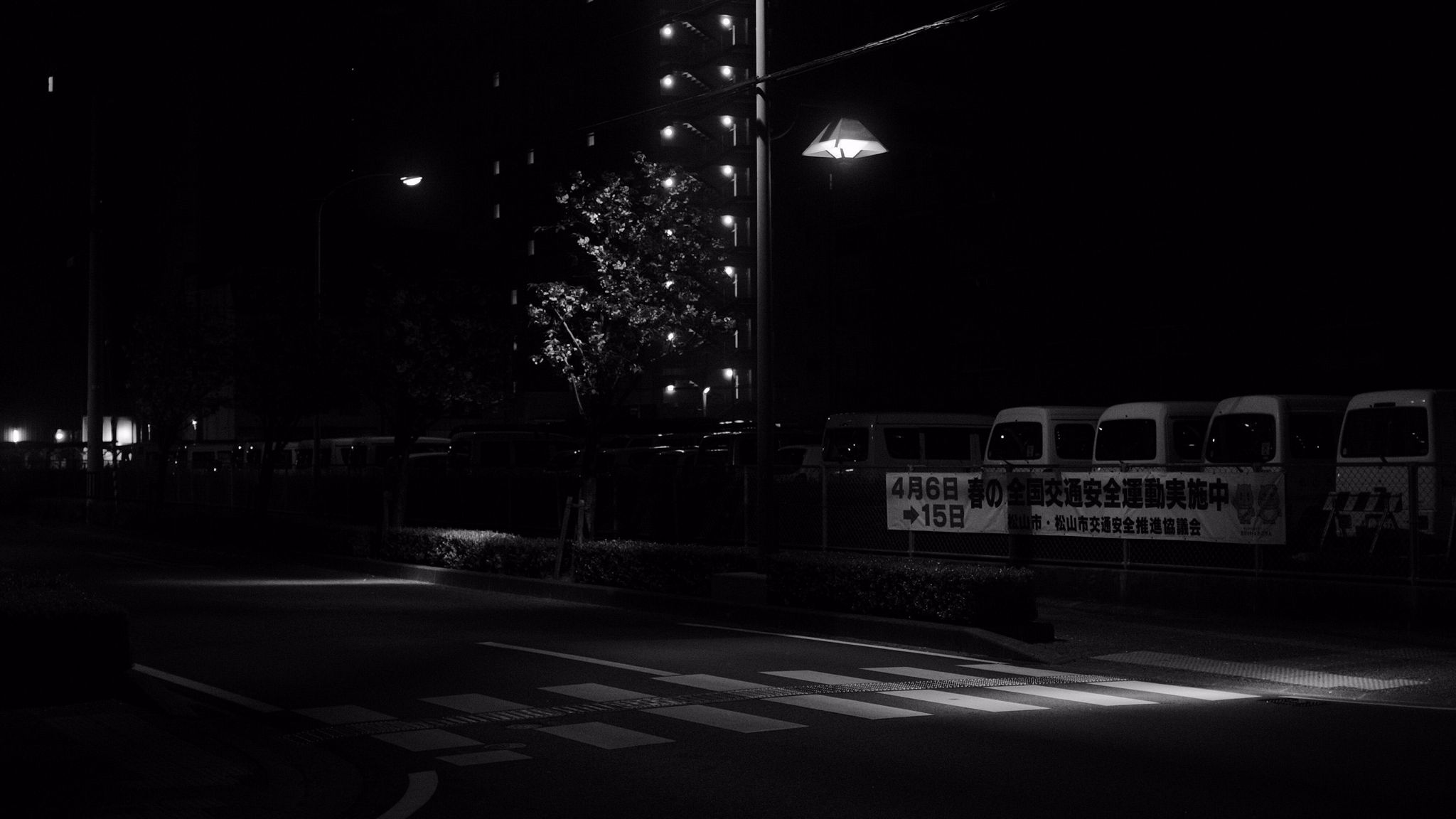 City night: Những tán đèn lấp lánh cùng ánh đèn pha xe huyên náo đều được tái hiện tuyệt đẹp trong bức ảnh liên quan đến City night. Hãy để chúng giúp bạn khám phá và cảm nhận sự sống động của những khu phố đêm sôi động.