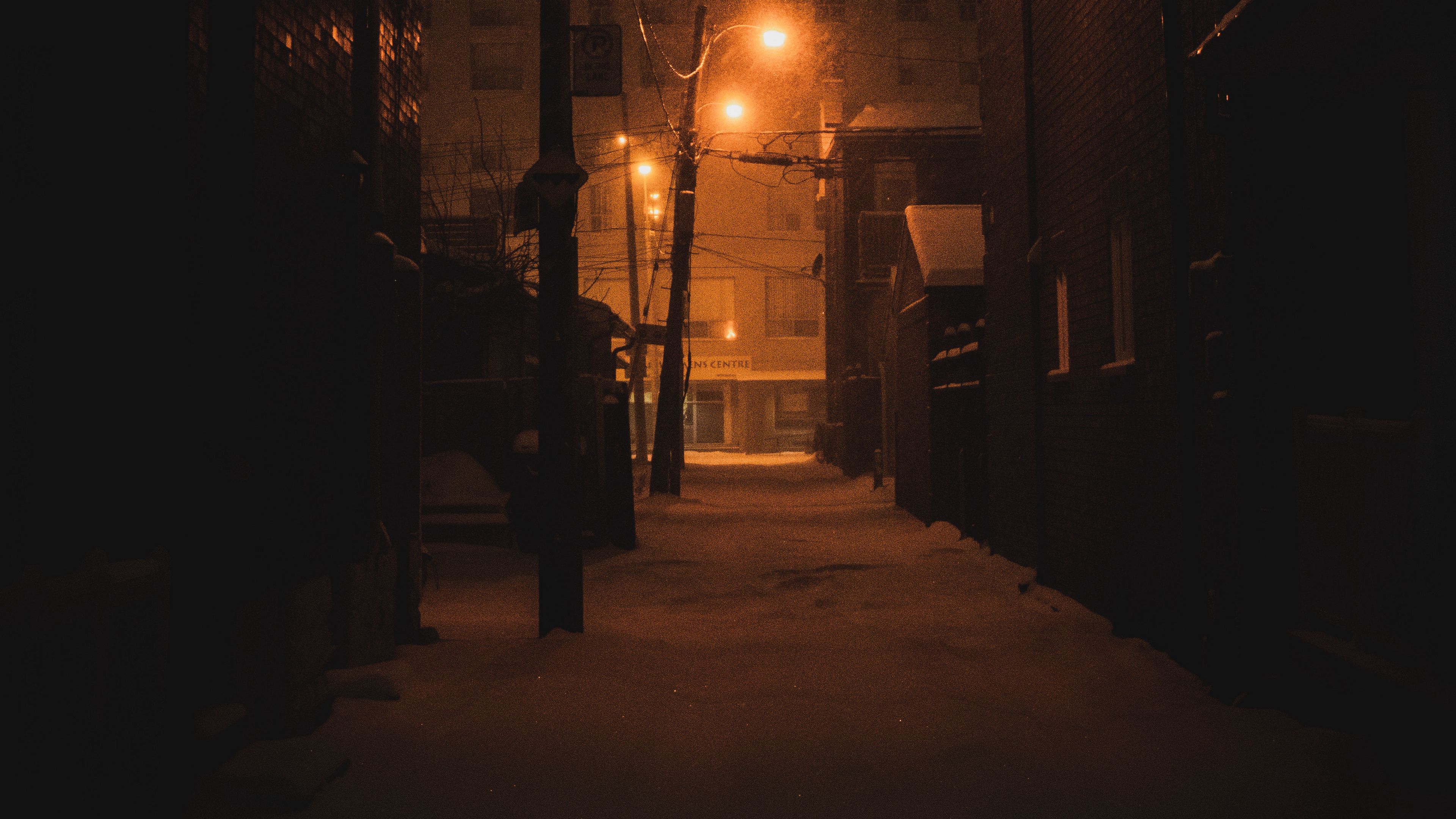 Вечером 12 ночью 10. Ночная улица. Темные улицы России. Темная улица зимой. Улица вечером без людей.