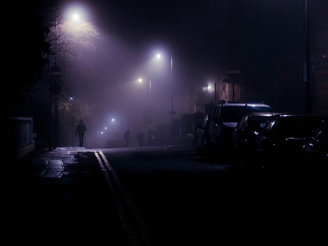 Download wallpaper 1152x864 street, night, silhouettes, lights, fog