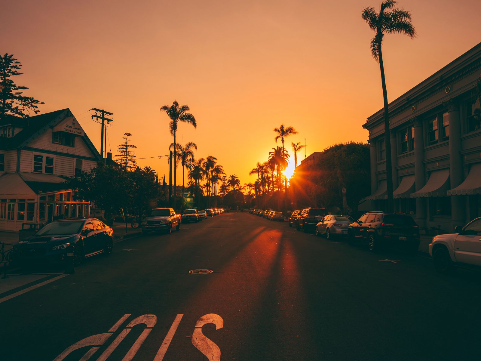 Download 1600x1200 street, sunset, palm trees, road, road signs, cars wallp...