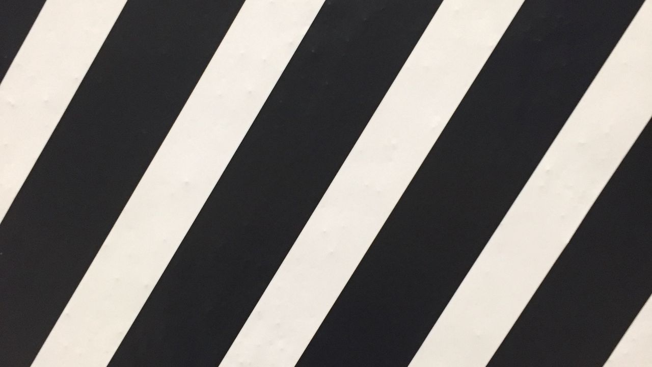 Wallpaper stripes, obliquely, bw