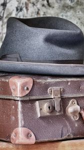 Preview wallpaper suitcase, hat, background