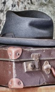 Preview wallpaper suitcase, hat, background