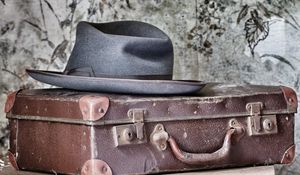 Preview wallpaper suitcase, hat, background