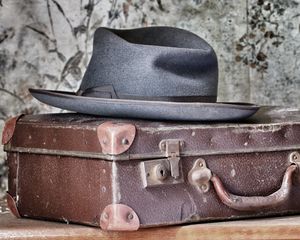 Preview wallpaper suitcase, hat, background