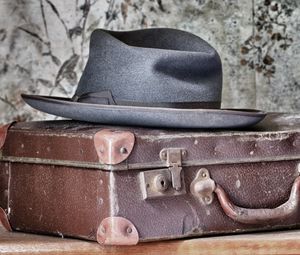 Preview wallpaper suitcase, hat, background