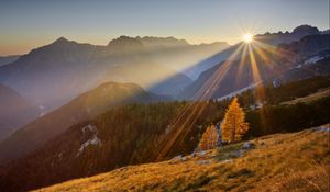 Preview wallpaper sun, beams, light, mountains, autumn