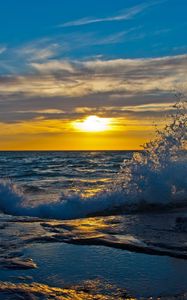 Preview wallpaper sun, decline, evening, splashes, wave, stony, protected