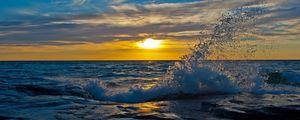 Preview wallpaper sun, decline, evening, splashes, wave, stony, protected