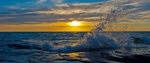 Preview wallpaper sun, decline, evening, splashes, wave, stony, protected