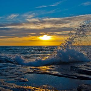 Preview wallpaper sun, decline, evening, splashes, wave, stony, protected