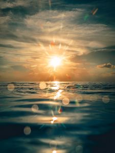 Preview wallpaper sun, glare, light, water, sea