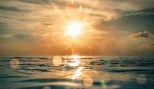 Preview wallpaper sun, glare, light, water, sea