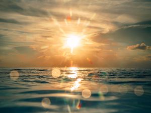 Preview wallpaper sun, glare, light, water, sea