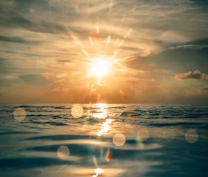 Preview wallpaper sun, glare, light, water, sea