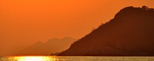 Preview wallpaper sun, glare, sunset, sea, mountains