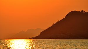 Preview wallpaper sun, glare, sunset, sea, mountains