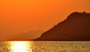 Preview wallpaper sun, glare, sunset, sea, mountains
