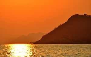 Preview wallpaper sun, glare, sunset, sea, mountains