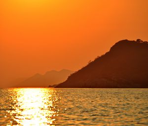 Preview wallpaper sun, glare, sunset, sea, mountains