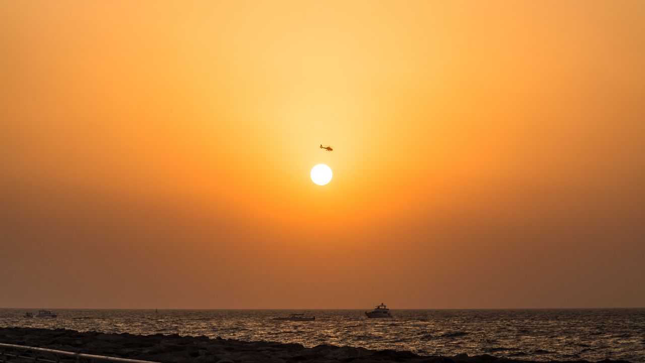 Wallpaper sun, helicopter, sea, horizon, dark