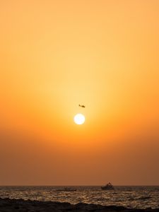 Preview wallpaper sun, helicopter, sea, horizon, dark