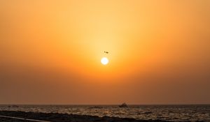 Preview wallpaper sun, helicopter, sea, horizon, dark