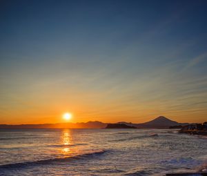 Preview wallpaper sun, horizon, glare, mountains