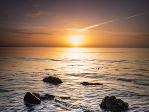 Preview wallpaper sun, horizon, rocks, glare