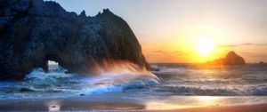 Preview wallpaper sun, light, decline, coast, beach, arch, rock, splashes, waves, foam, sand, serenity