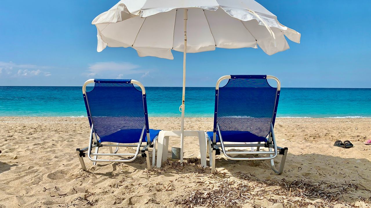 Wallpaper sun loungers, umbrella, beach, sea, summer